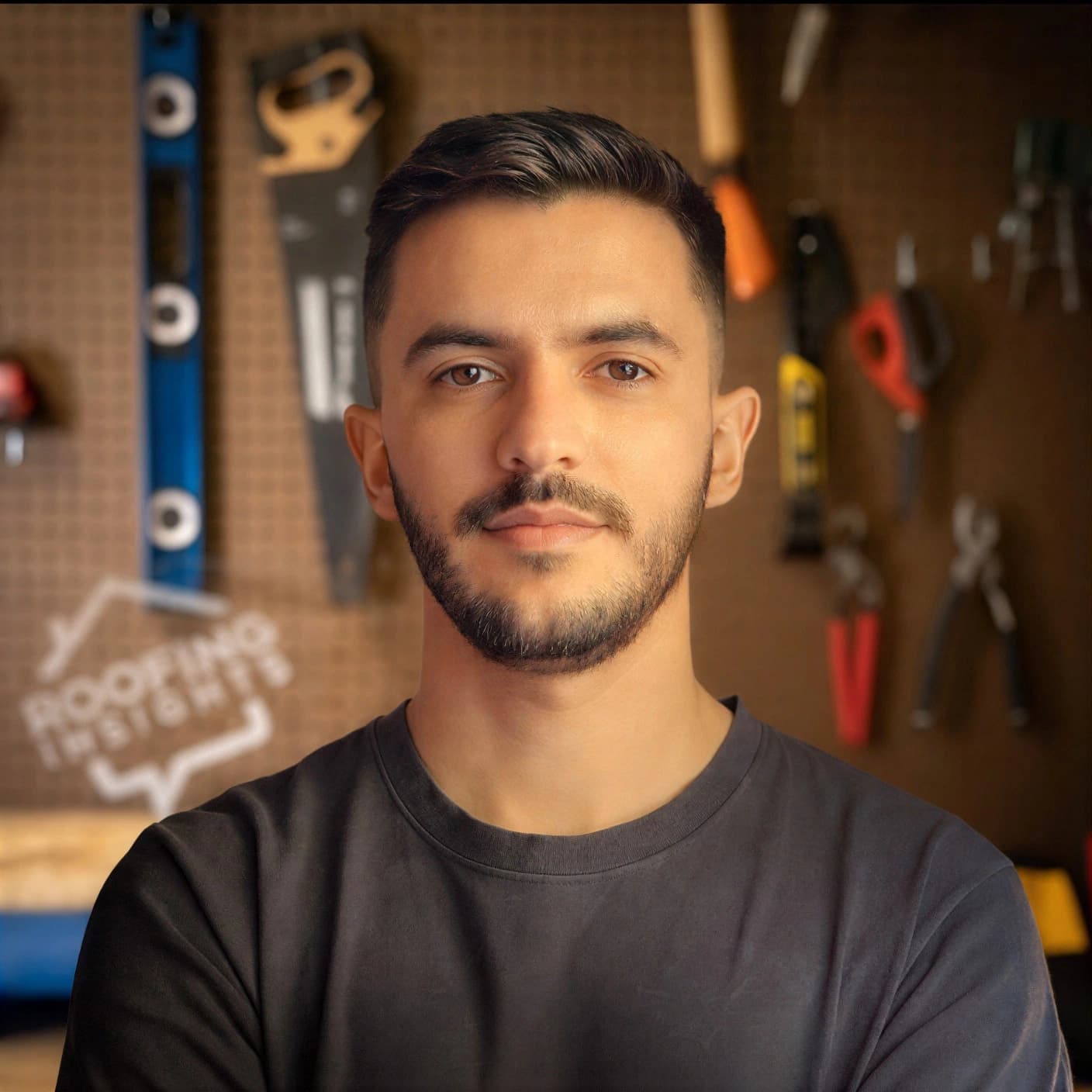Anthony Stepovoy, diseñador gráfico en Roofing Insights